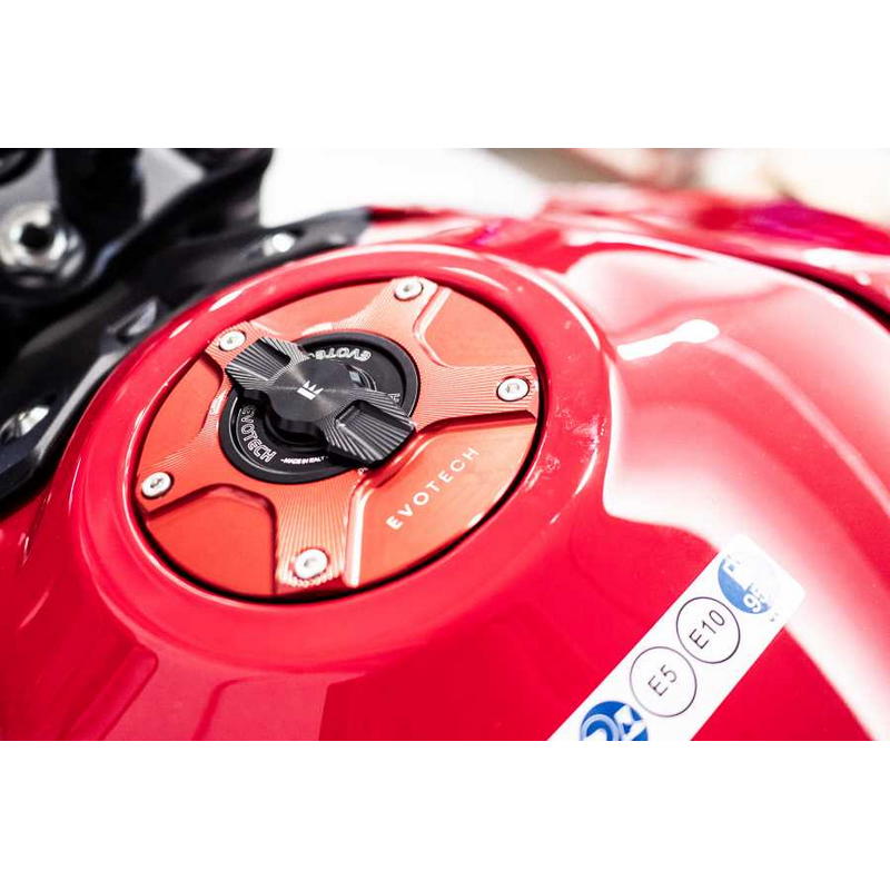 Equipa tu Honda CB1000 Hornet con los accesorios EVOTECH