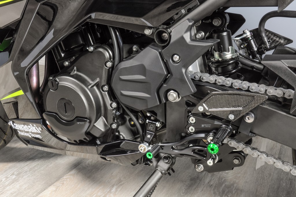 Estriberas regulables Kawasaki Ninja 250/400 2018-2023
