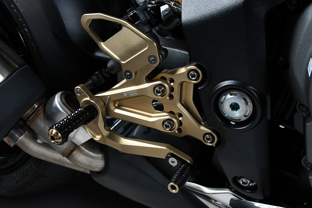 Estriberas regulables Triumph Speed Triple 1200 RR 2022-2025