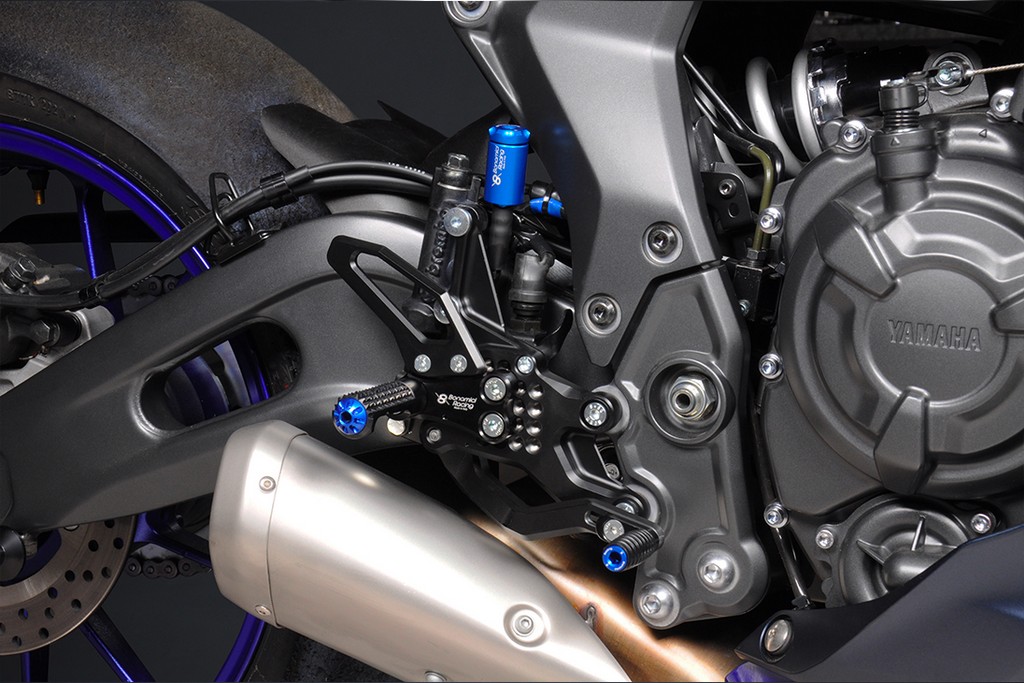 Estriberas regulables Yamaha R7 2021-2025