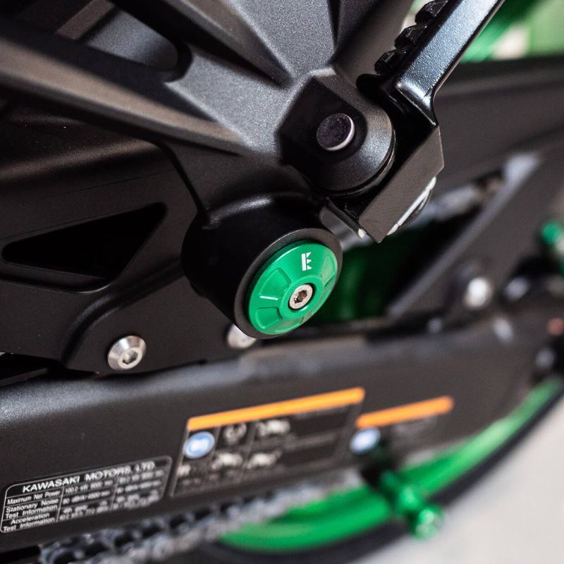 Tapa de estribera izquierda del pasajero Kawasaki Z1100 / Z1100 SE 2026