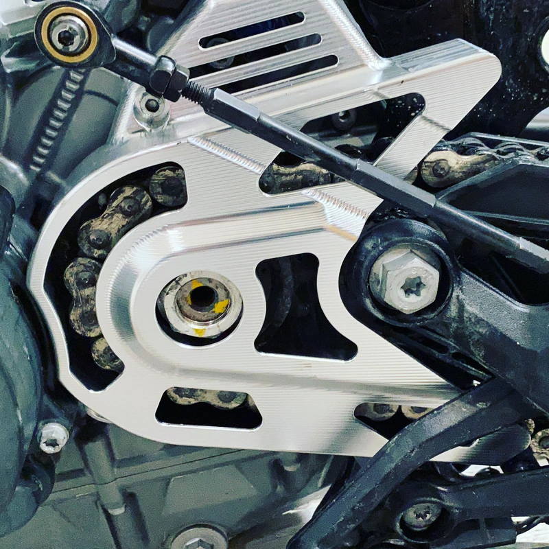 Tapa piñón de ataque KTM 790 Duke 20218-2020 / 890 Duke R 2020-2024 / CF Moto 800 MT-X 2025-