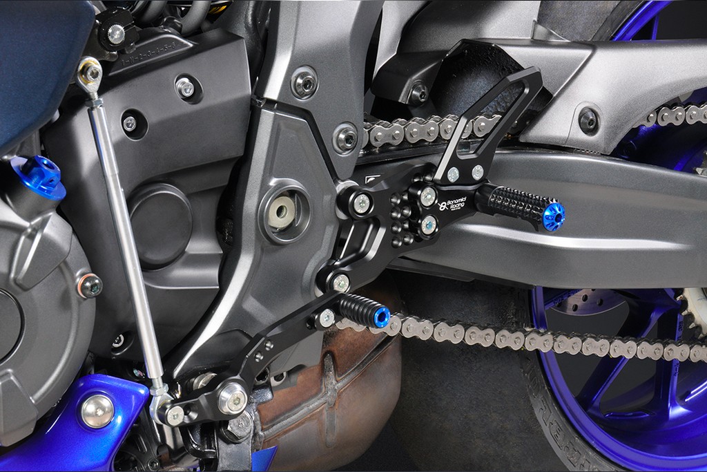 Estriberas regulables Yamaha R7 2021-2025