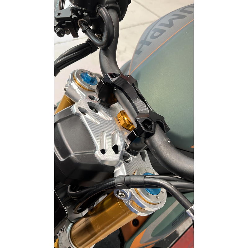 Tija Triumph Speed Triple 1200 RS con torretas