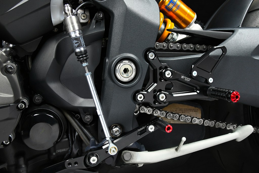 Estriberas regulables Triumph Speed Triple 1200 RR 2022-2025